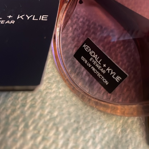 NWT Kendall and Kylie Sunglasses - Picture 3 of 3